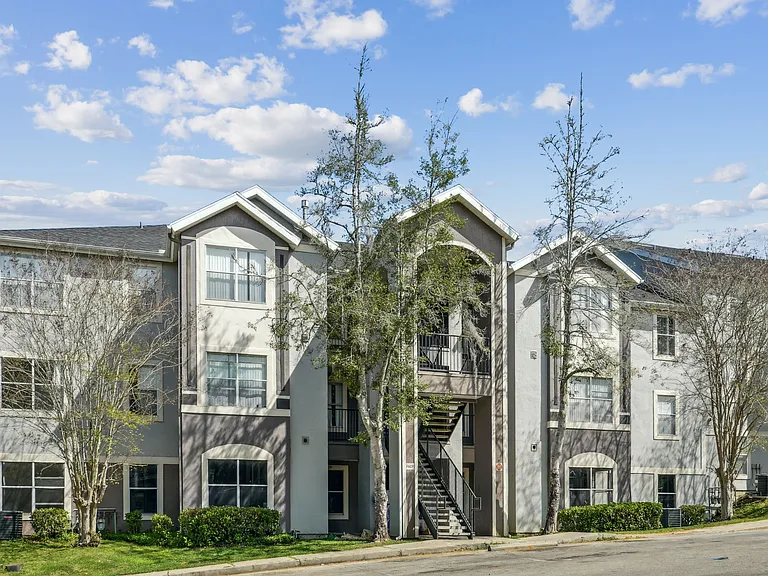 Glen Oaks Apartments — Photo 1