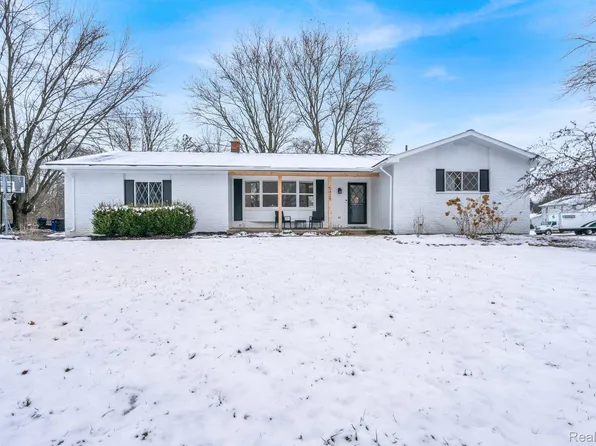 5425 Oaktree Dr, Flint, MI 48532