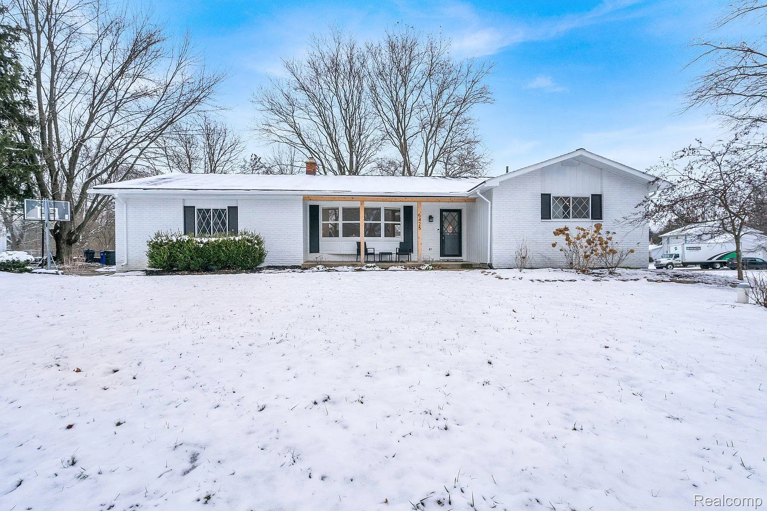 5425 Oaktree Dr photo 1