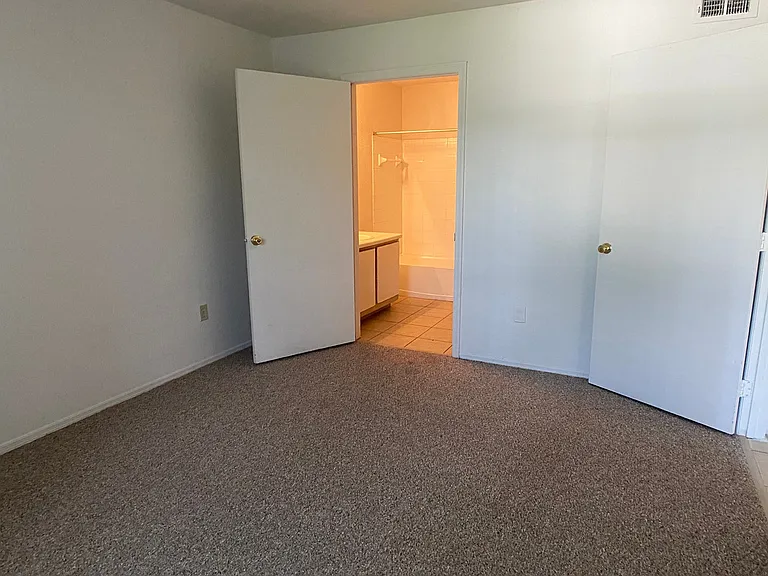 Pointe Vista Apartments — Photo 22