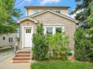 984 Maxwell Street, Franklin Square, NY 11010