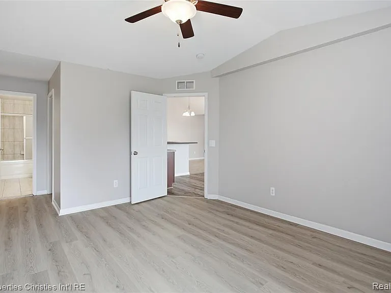 8413 Heywood Cir — Photo 17