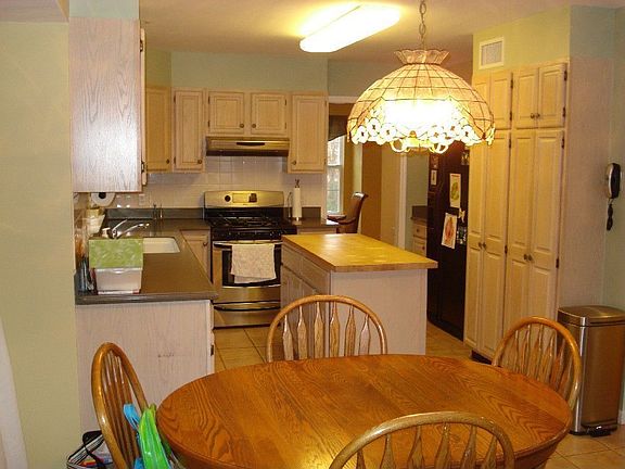 KITCHEN W/CENTER ISLAND