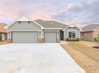 929 SW 16th St, Moore, OK 73160