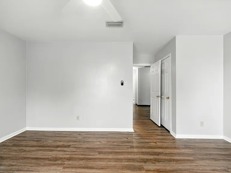 302 Seeman Ct — Photo 24