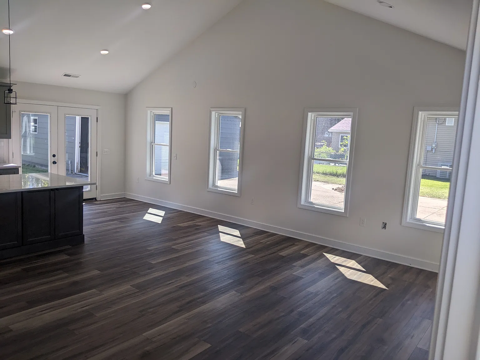 3 bed, 1400 sqft, $2,400 — Photo 3