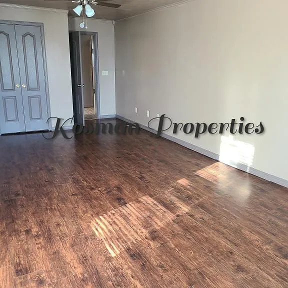 1019 E 15th St — Photo 6