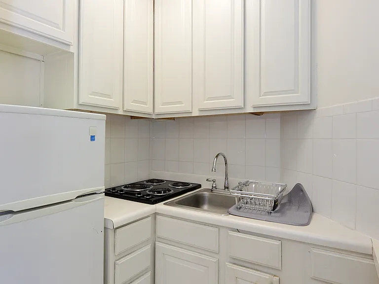 251 E 49th St #1 — Photo 10