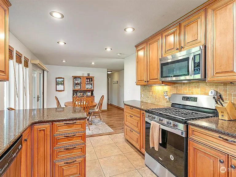 21235 Plaza Dr — Photo 16