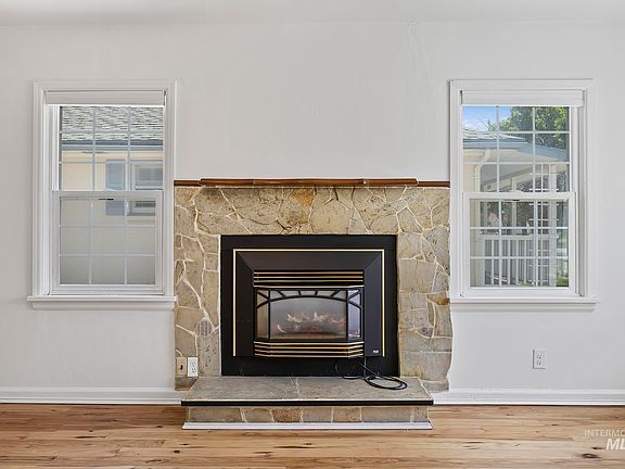 4th image of 216 Polk St