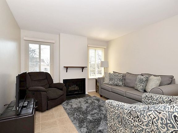 5th image of 425 Somerset Ct APT A