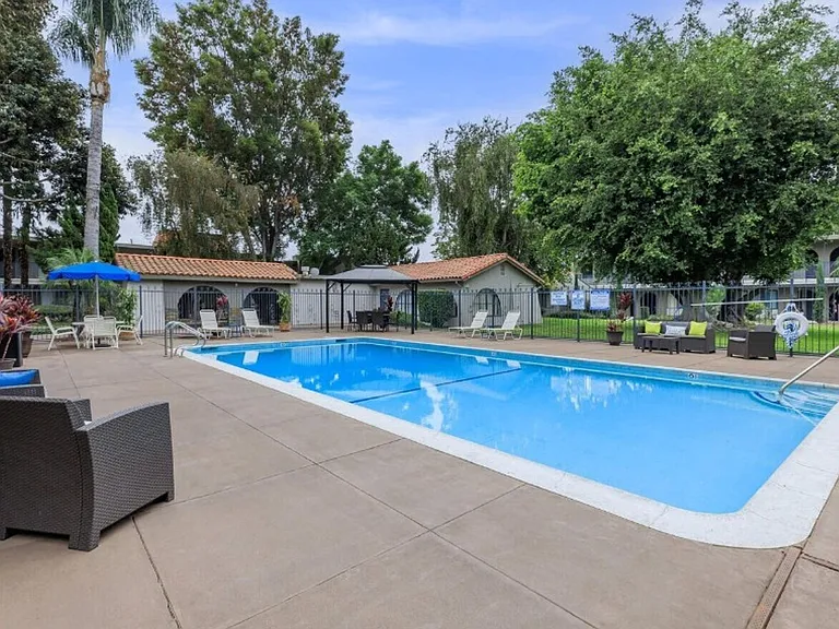 Vio Cerritos — Photo 1