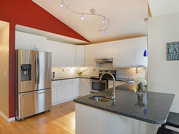 4th image of 1505 E Lake Dr