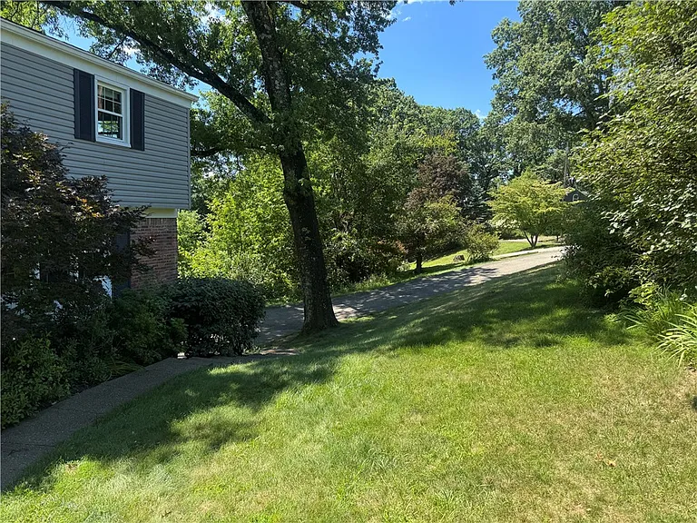 209 Grandview Dr S — Photo 2