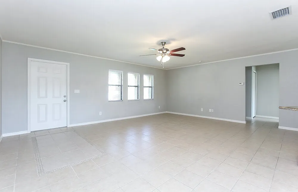 3 bed, 2.0 bath, 1404 sqft, $2,345 — Photo 4