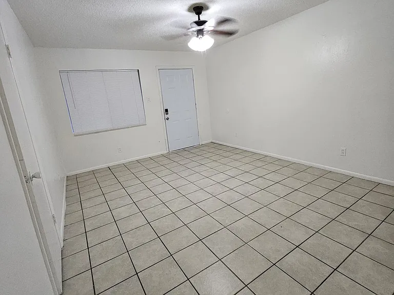 521 Palomas Dr SE #C — Photo 8