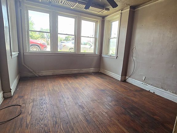 3rd image of 10618 S Ewing Ave