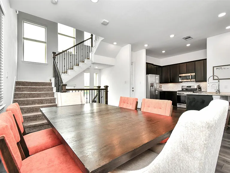 11012 Mikula Dr — Photo 32