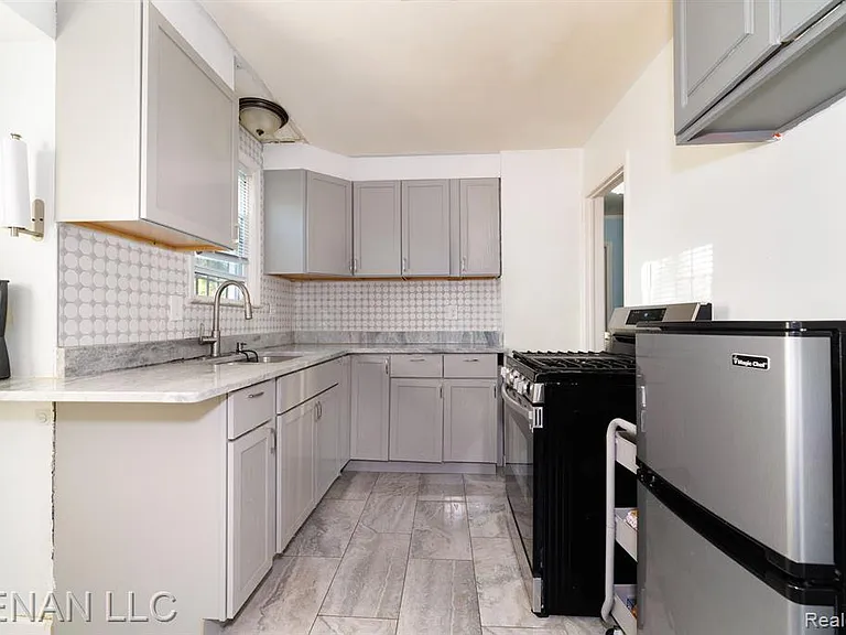 6001 Warwick St — Photo 3