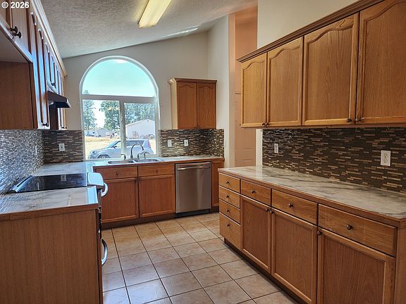 3rd image of 520 Lincoln Ln