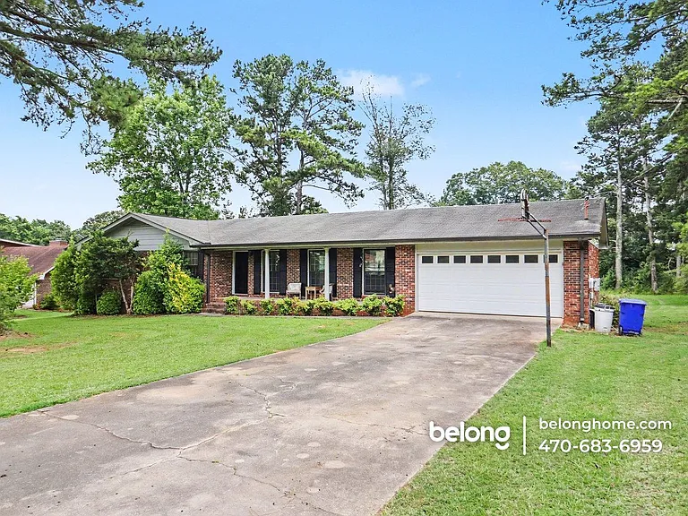135 Marilyn Dr E — Photo 2