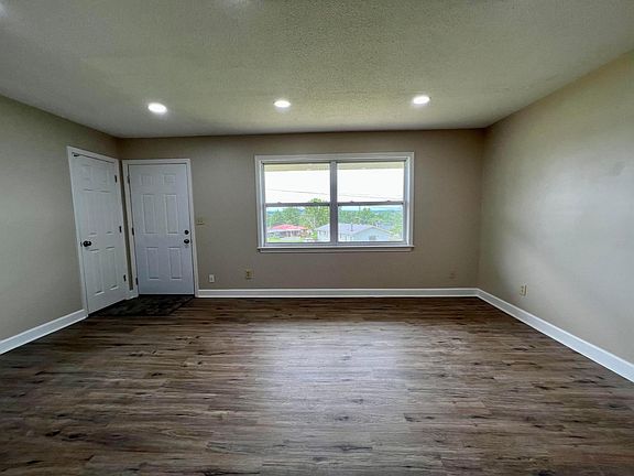 4th image of 5794 Louise Ln