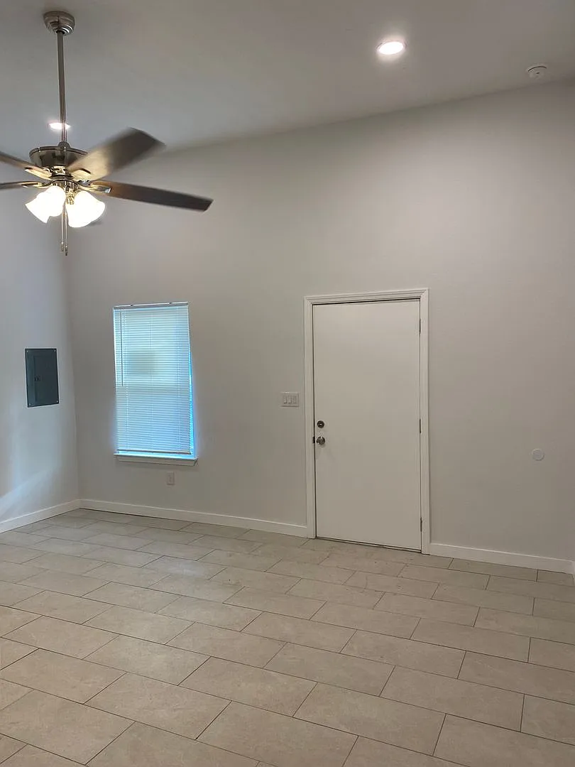 1119 Guadalupe St | Renovated Studio — Photo 2