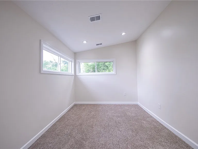 1165 Kings Ln — Photo 21