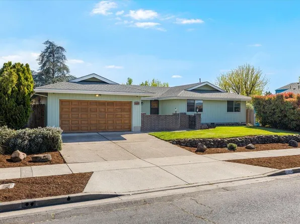 2384 Amaryllis St, Medford, OR 97504