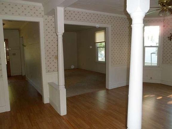 4th image of 118 E Main St