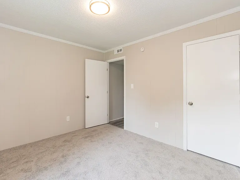 106 Warren St W — Photo 13