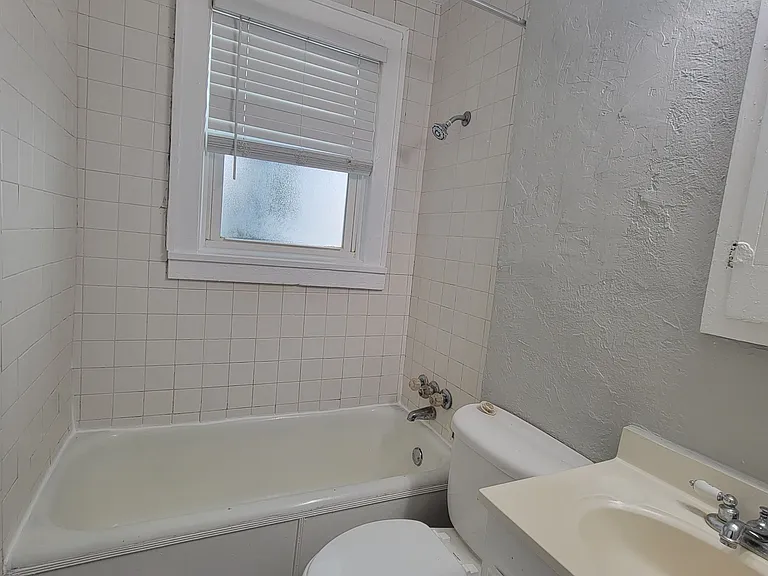 226 13th Ave NE #1 — Photo 5