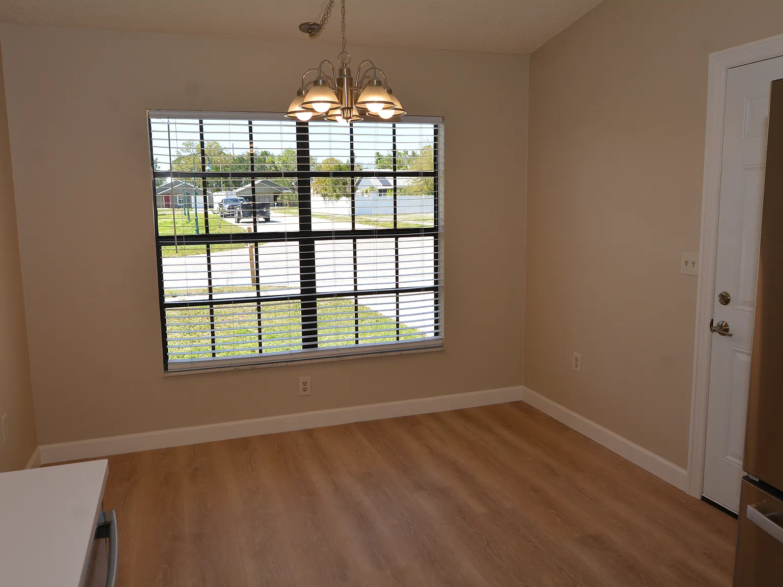 1550 N Pompano Ave — Photo 3