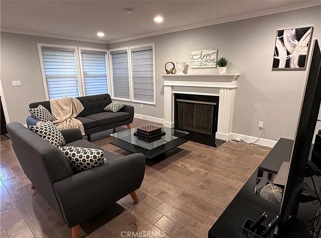 4 bed, 2467 sqft, $7,500 — Photo 2