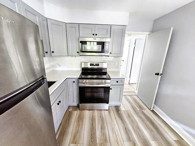 2115-2123 W Farragut Ave Apartments — Photo 5