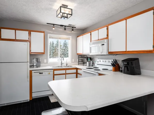 3751 Vale Dr, Traverse City, MI 49686