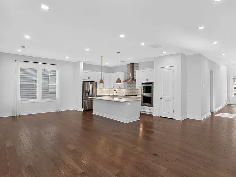 1241 Westshore Dr — Photo 4