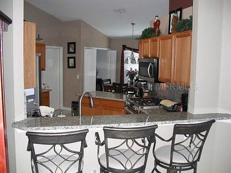 Bar looking to kitchen