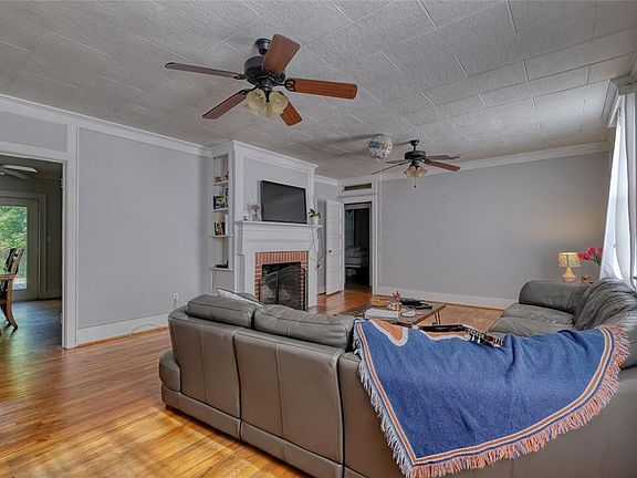 4th image of 625 NW 22nd St