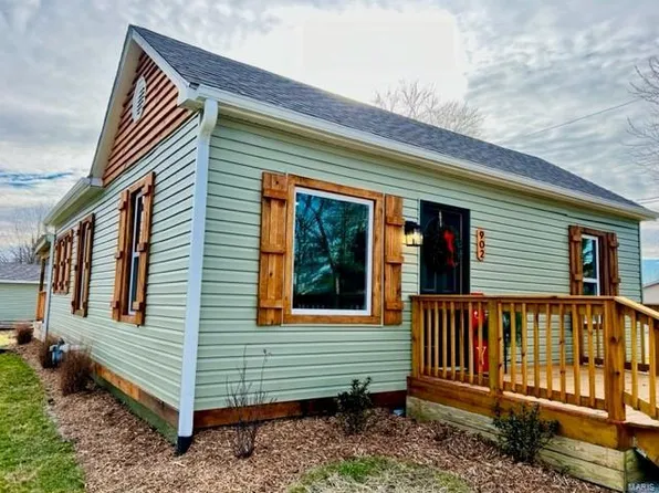 902 E North St, Staunton, IL 62088