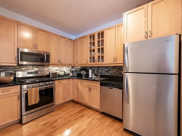 675 Sackett Street image 10 of 16