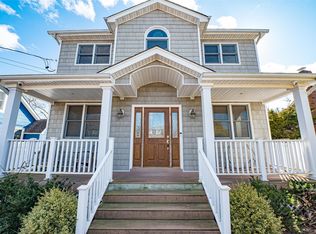 36 Spruce St, Islip, NY 11751