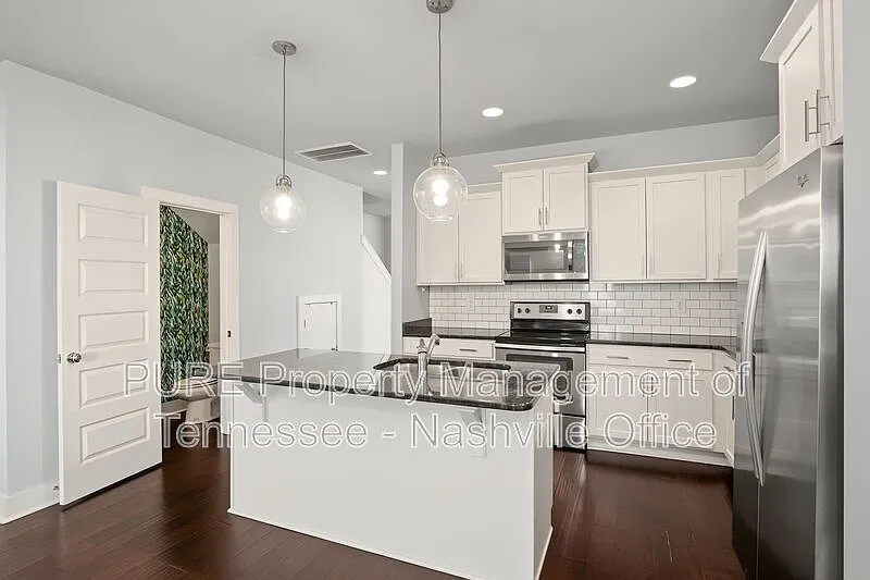 3 bed, 3.0 bath, 2147 sqft, $2,995 — Photo 2