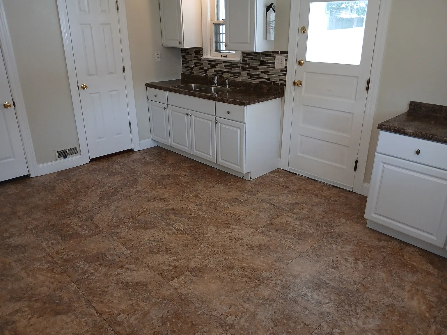 3 bed, 1100 sqft, $1,350 — Photo 3