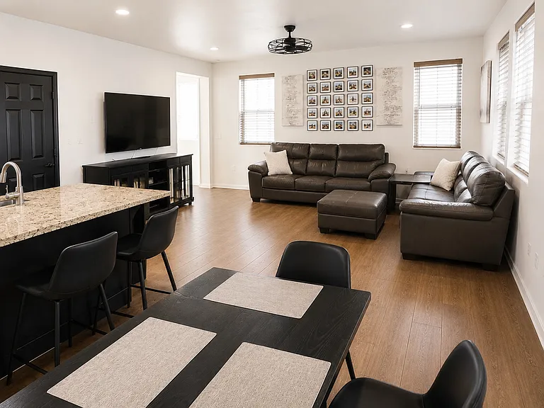 723 W Calle Canto Sereno — Photo 2