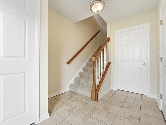 2nd image of 607 Hilton Cir