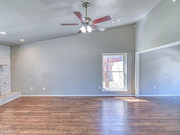 5th image of 2705 Glen Oaks Dr