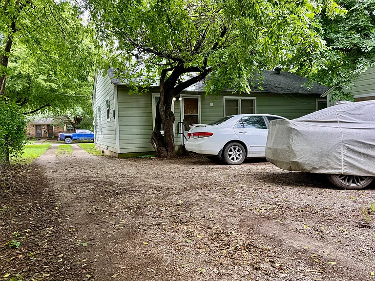 1009 Denton St — Photo 6