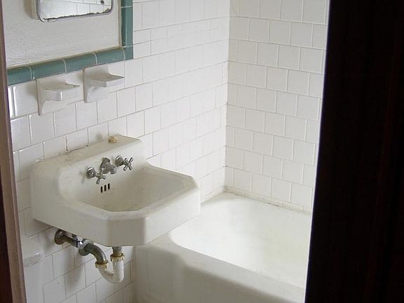 4th image of 324 Claremont APT D