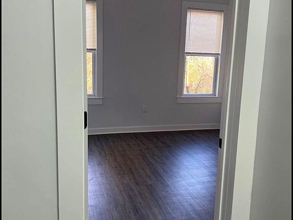 4th image of 454 Newfield Ave #2